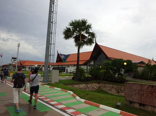 空模様の怪しい空港に降り立ちました