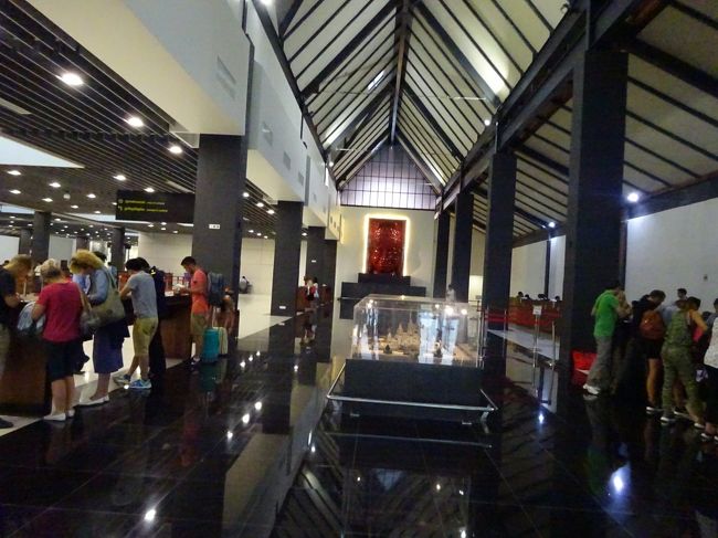 入国査証を取る前に韓国でのMERSの影響で<br />健康質問表の記入が必要で<br />多くのツーリストが記入に追われます<br />