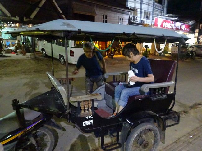 合流した妹夫婦と共に夜のパブストリートへ<br /><br />トウクで２＄約5分で到着です