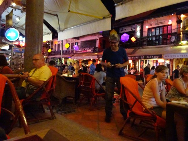 賑やかなレストラン街の中のとあるレストランへ