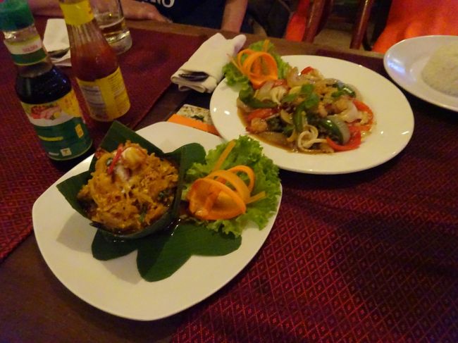 カンボジアらしいメニューをチョイス<br />3人でワイワイ夕食です