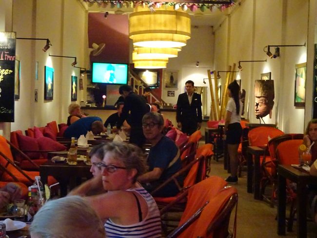 雨季にも拘らず欧米人のツーリストで<br />賑わうレストラン街<br />来るたびに俗化してゆく街に一抹の<br />寂しさを感じるのはオジンだけ？