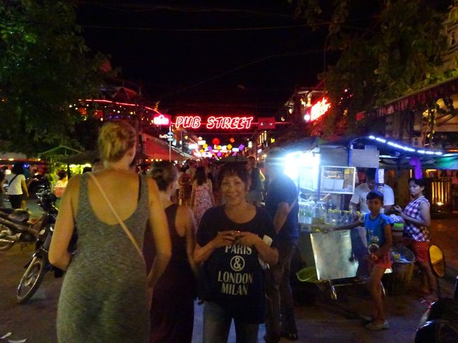 食後は賑わう街並みを散策して<br />屋台を冷やかしながらそぞろ歩き<br /><br />