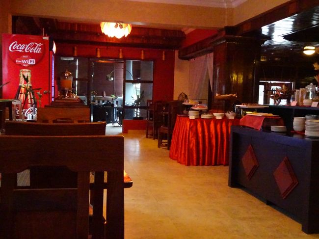 翌朝の朝食<br />オジンは早起きのためレストランには誰もいません