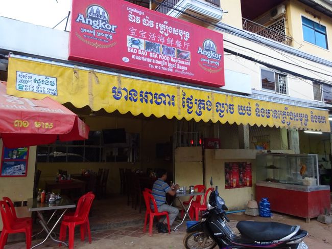 少し歩くと地元の人達御用達の食堂が・・・