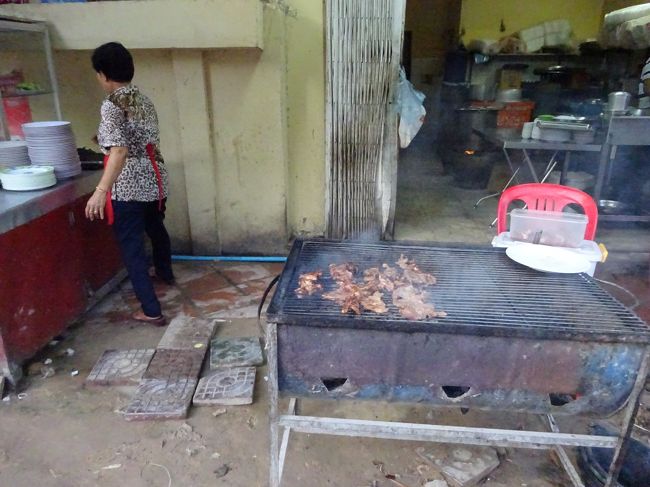 その前では鶏肉を焼く美味しそうな匂いと煙がが<br />