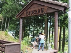 何人かは駅で降りたので、歩いて温泉へ向かいます。

駅の階段を降りたら、送迎バスが！
この駅周辺には、錦パレスと憩の家、２種類の雙津峡温泉があります。
私達は憩の家に行く予定だったんですが
http://sozukyo-onsen.com/
案内のところに

＞清流線　錦町駅から1名様より無料送迎有ります。（事前にご連絡ください。）

とあったので、何日か前に電話したんですが
「団体さんが入るので難しいです」と断られてしまいました。
ですが歩ける距離だったので歩いて行こう！と予定しておりました。

なのに何で送迎バスー!?
しかも誰でも乗っていいですよ＾＾　という方式だったので
私達とあと熟年夫婦を温泉へと運んでくれました。