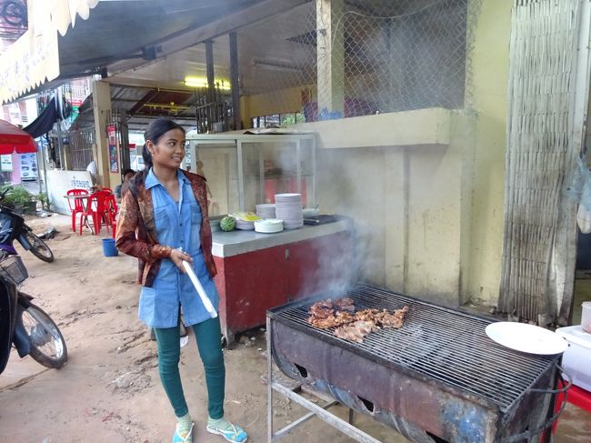 看板娘のお嬢さんにポーズをお願いして