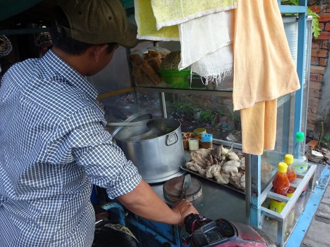 その前では朝食用のお粥（ボーボー）を仕込む<br />屋台のお兄さんが・・・