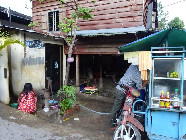 横では奥さんが洗濯中<br />カンボジアの庶民の姿が垣間見られ<br />