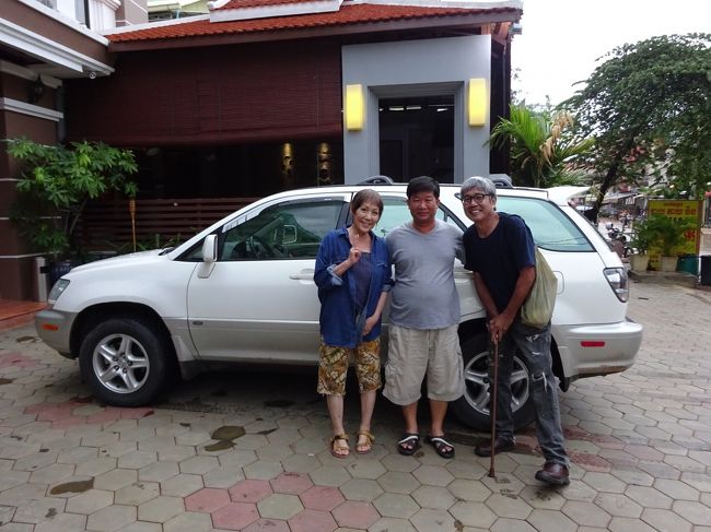 迎えに来た彼の車はトヨタのレクサス<br />一年前はカムリ<br />どうしてこんな高価な車が？？？<br /><br />種明かしはアメリカからの安い中古車との事<br />今、カンボジアはレクサスブーム！<br /><br />至る所で見受けられました