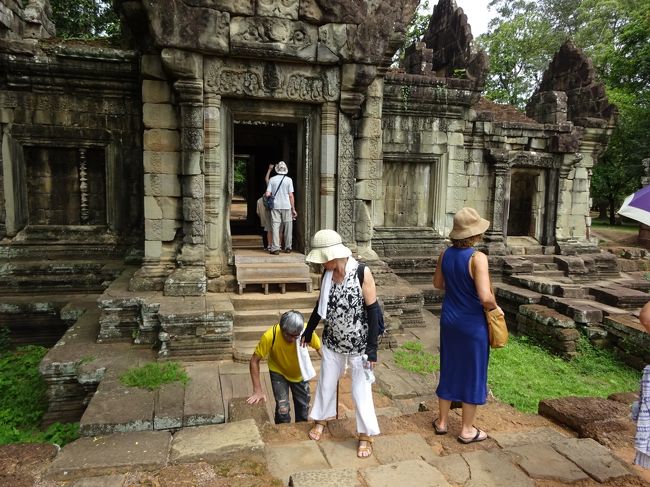 王宮内を足にハンディーがある弟をフォローしながら