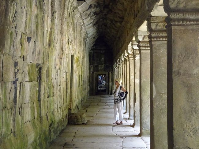 エキゾチックな回廊を通って行き