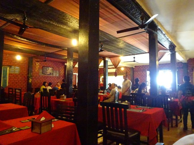 そして昼食<br />スラスランの岸部にある観光客用のレストラン街<br /><br />一番推薦するレストランは南の端にあるレストラン<br />安くて美味しいと地元では有名