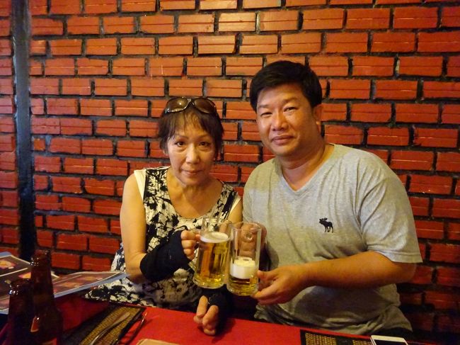 食事にご機嫌の妹とキムタク<br />こうして見るとキムタクも少し年取ったかな〜<br /><br />＊キムタクについては私のカンボジア旅行記を<br />　　バックナンバーして頂くとご理解頂けると思います