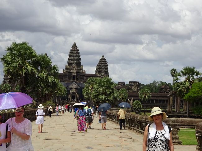 食後は3時頃から雨が降り出すとのキムタクの助言で<br />引き続きアンコールワットへ