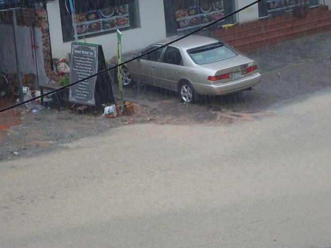 アット言う間に道路は冠水<br />雨季らしいカンボジアを満喫<br /><br />雨は一時間ほどで上がり
