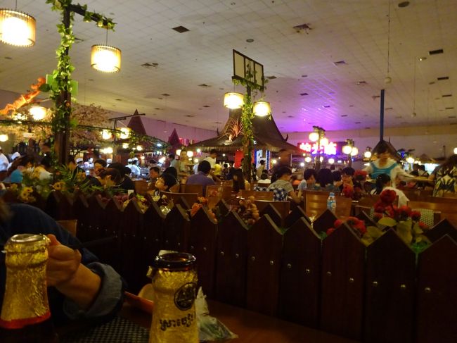 忙しいですが夜はアンコールのショー見物<br />普通はアプサラの踊りを見ながらの夕食ですが