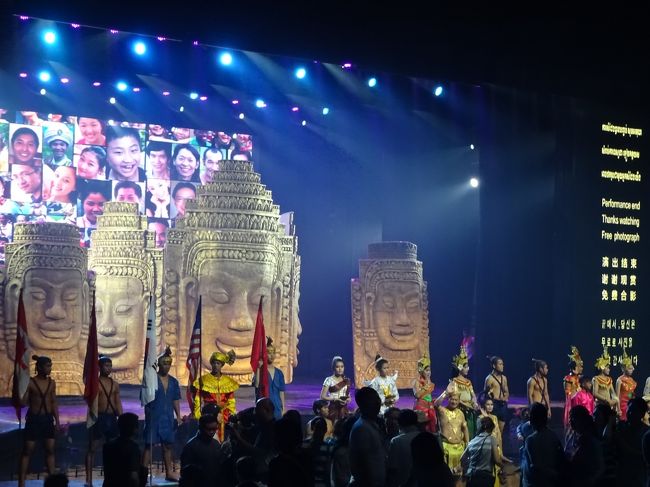 光とダンスの一大イベント<br />中国人観光客相手のアンコールの歴史を綴った派手なショー