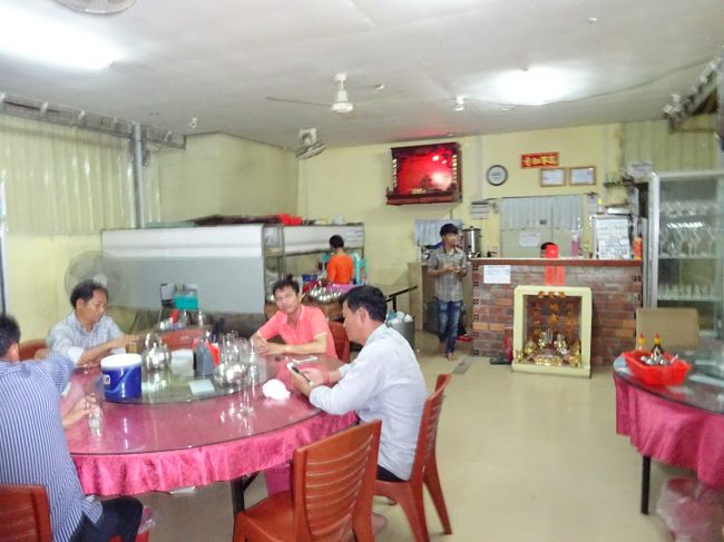 最後にホテル近くの小さな食堂でビールで乾杯<br />2日目の夜が更けて行きます