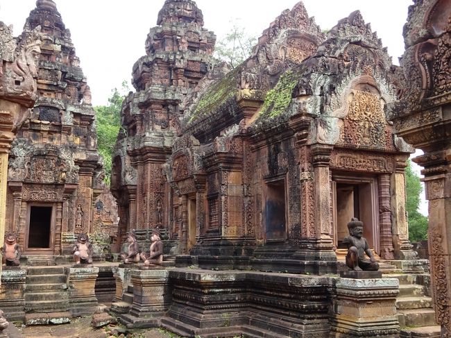 美しい赤レンガとラテライトで作られた寺院