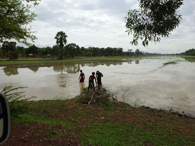 帰途キムタクに頼んで近隣の村の様子を案内して貰う事に・・<br /><br />雨季で水かさの増した田園でさかなを釣る子共達