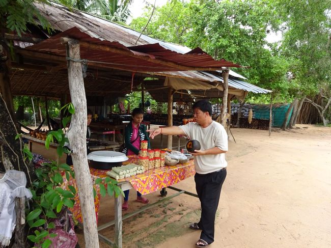 村の入口で自然に生ったフルーツを<br />取らせて貰う事に