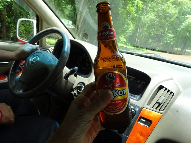 そして村とお別れした我々<br />車内でアンコールビールをゴクリ<br /><br />キムタクに感謝