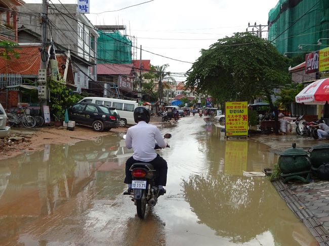 夕刻雨上がりの路地を抜けてオールドマーケットへ