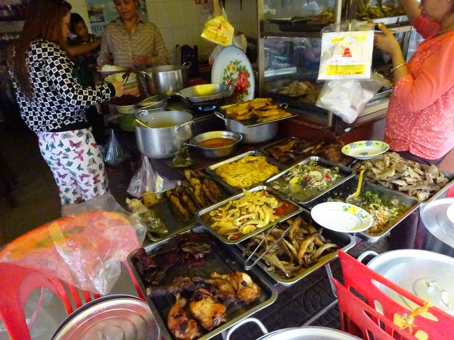 バックパッカーに人気の食堂街を通り