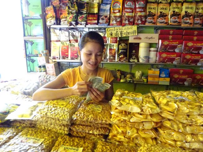 銭勘定に夢中な豆売り場の少女を<br />冷やかしながら・・・