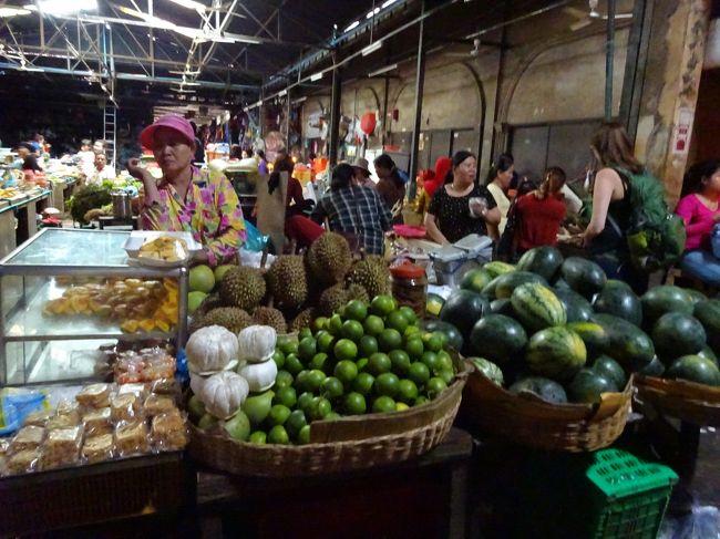 市場内の果物食品売り場をブラブラ