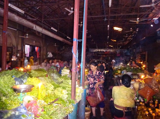 野菜売り場や花売り場に見入りながら