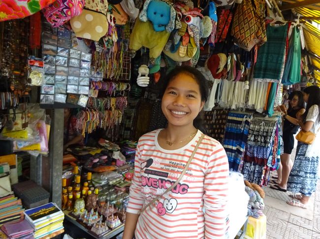 お土産売り場の少女の笑顔に接しながら