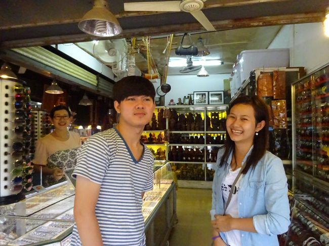 メガネ売り場のスタッフを冷やかして<br />ショッピング終了