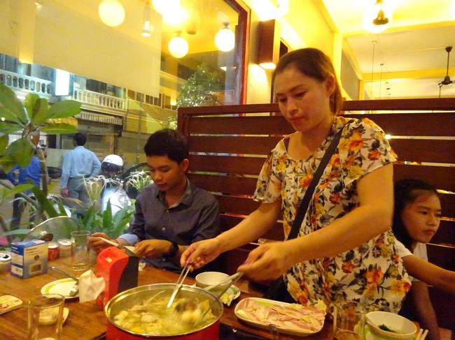 美味しい鍋料理<br />日本で言う寄せ鍋です<br /><br />奥さんのお酌で恐縮