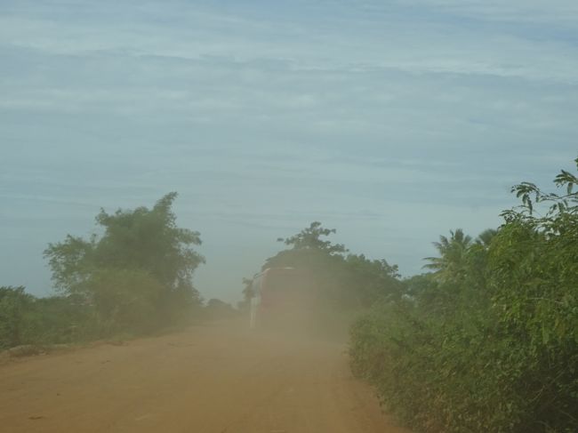 翌朝今日も午前は晴れ<br />砂埃の舞う道を一路トンレサップ湖を目指します
