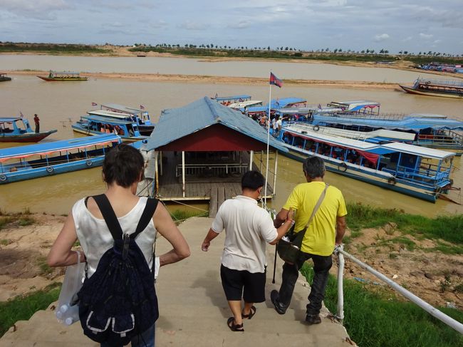 いざボートへ<br />未だ未だ水かさは低いです