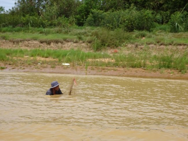 魚猟をする漁師を見ながら