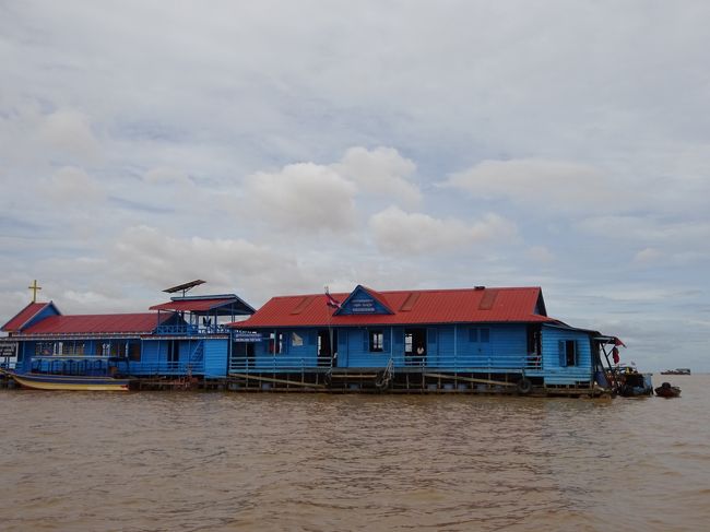 ボートはトンレサップ湖へ出てきました<br />学校や病院を見ながらクルーズを楽しみます