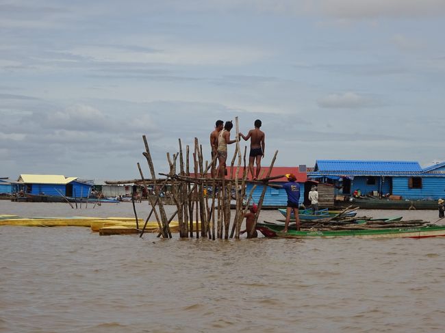 今はまだ水位が深くなく<br />漁師たちは魚の罠の仕掛けを行っています