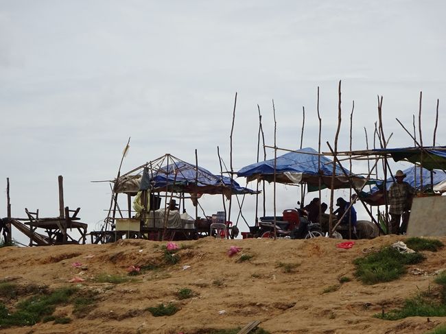 そして護岸に広がるバラックの建物を見ながら