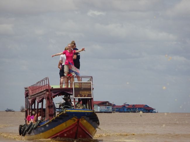 映画のタイタニックを気取る欧米人の若者達に拍手しながら