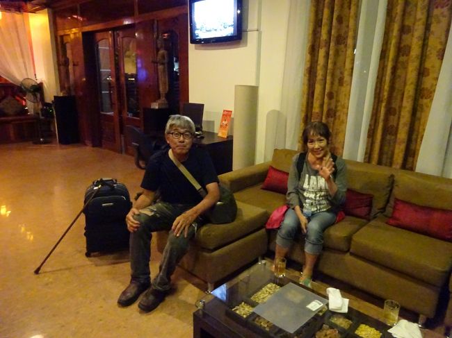 内容の濃いカンボジアの4日間の滞在を終えた<br />妹夫婦<br />夜行便で日本へ帰ります