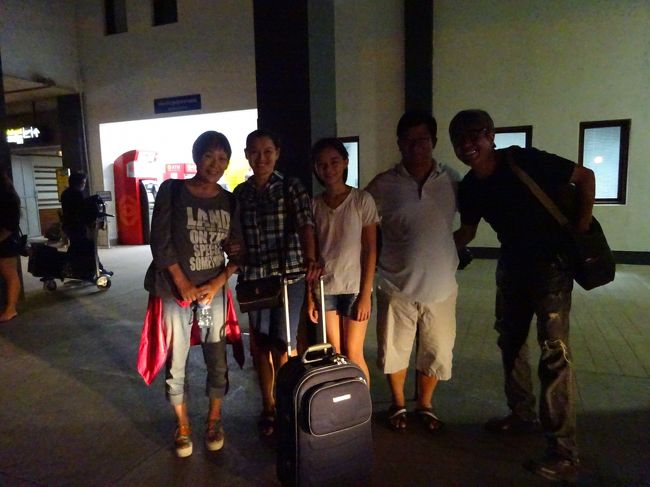 空港まで送ってくれたキムタクの家族と空港で<br />最後の記念撮影