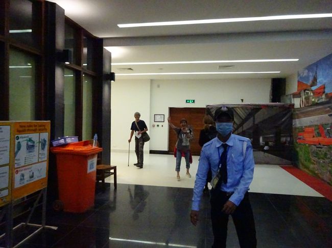 チェックイン後セキュリティーチェック迄<br />送ったオジン二人とお別れです<br /><br />明日からいよいよオジンの何時もの一人旅が<br />始まります