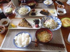 朝食はサバとメロン