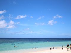 昼食後、川平湾を目指す前にビーチです。
子供達の要望が基本的には観光よりも泳ぐこと。
当然ですよねー

で。訪れたのが、米原ビーチ。
レンタカー屋の方のおすすめビーチでした。
すごくきれい♪