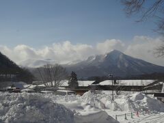 水の謌（屋根のみ）の後方に樽前山が姿を現していました