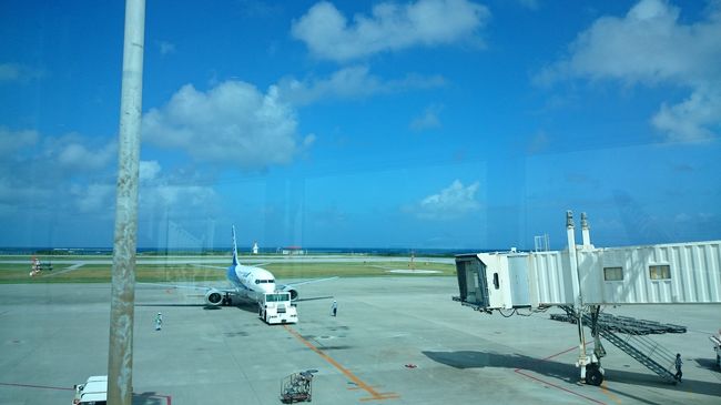 滞在時間を長くしたかったので朝の便 で沖縄入り！こちらは那覇空港。関東は雨模様でしたが梅雨明けした沖縄は快晴！台風の影響もなく飛んでくれて良かった☆